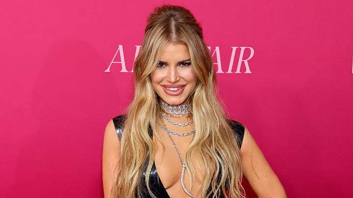 Jessica Simpson having fun with younger guys after Eric Johnson separation