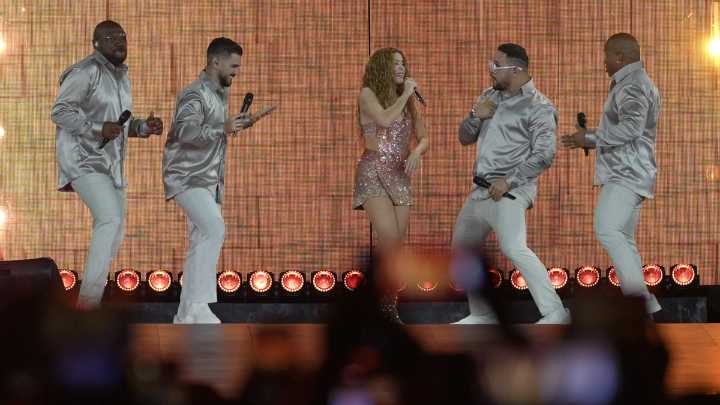 Así fue la esperada presentación de Shakira con el Grupo Niche en Cali: una explosión de sabor, baile y orgullo colombiano