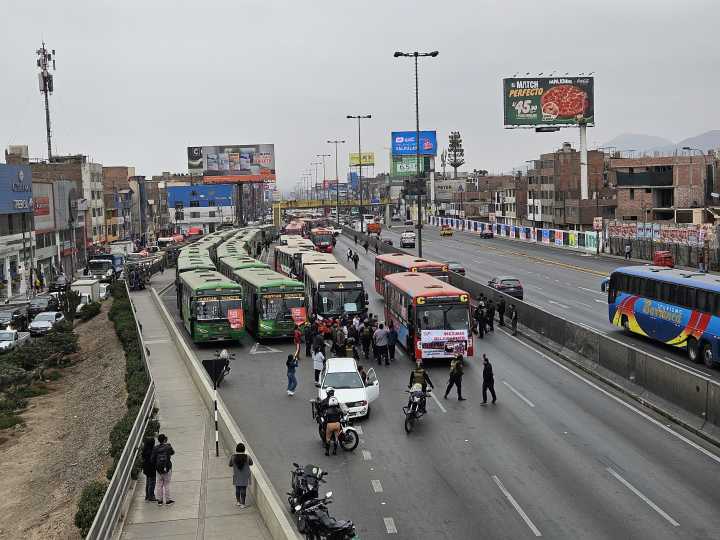 Transportistas paralizan Lima: bloquean la Panamericana Norte y apagan sus buses en señal de protesta