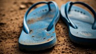 No compres ojotas nuevas, probá este truco para que las viejas queden como si recién las estrenarías