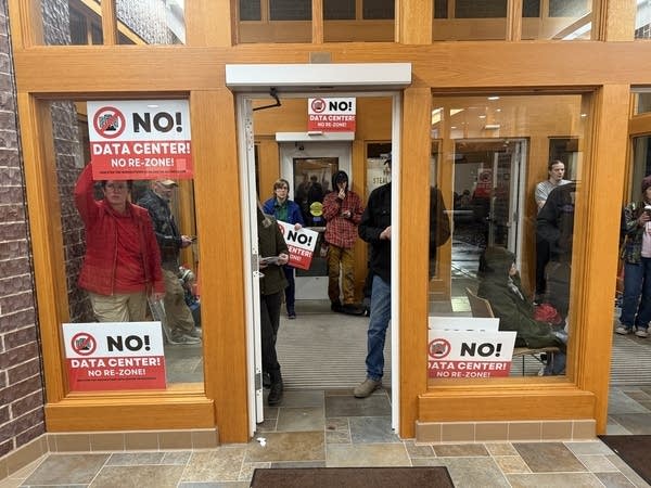 Controversial northern Minnesota data center proposal advances despite opposition