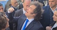 Milei se cruzó con un vecino que lo insultó en Mar del Plata desde un edificio: "Te estoy arreglando la vida"