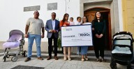 Rodríguez entrega los primeros ‘Cheque Bebé’, que benefician a más de un centenar de familias de Granada