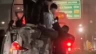 Jóvenes vuelcan aparatosamente y salen riendo en Nuevo León