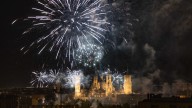 Miles de zaragozanos dicen "adiós" a sus Fiestas del Pilar con los fuegos artificiales