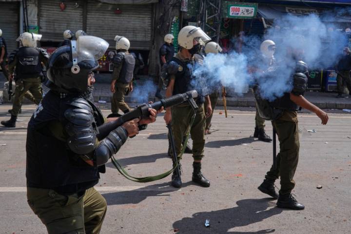 Violence erupts in eastern Pakistan between police and Islamists amid pro