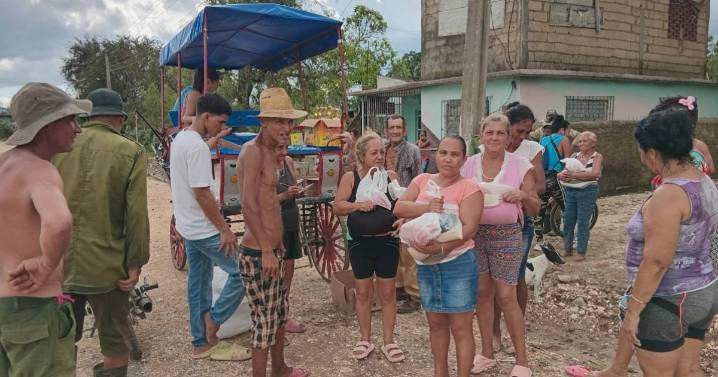 Cubana residente en EE.UU. dona alimentos y productos de aseo a vecinos de su barrio en Santiago de Cuba