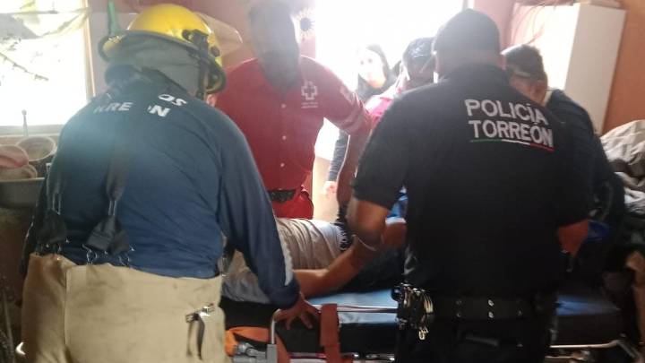 Hombre se fractura ambas piernas al caer del segundo piso de su casa en Torreón; subió a checar el tinaco