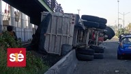 Volcadura de camión con 25 toneladas de arena causa caos vial en Ecatepec