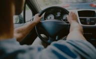 Es obligatorio manejar con las dos manos al volante advierte policía de Tijuana