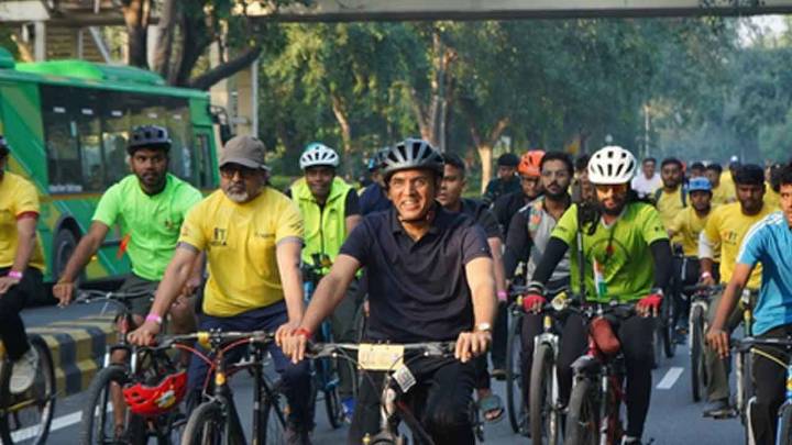 Mandaviya leads ‘Sundays on Cycle’ in New Delhi with doctors and health professionals