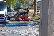 Autos quedan hundidos en un megacharco de Parajes del Sur