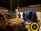 Detienen a tres hombres que tenían narcokiosco en Luis Vernet y Urdinarrain, secuestran 247 cebollines de cocaína, elementos de pesaje y 182 mil pesos en efectivo.