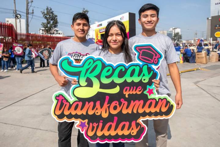 "Gobierno apuesta por acceso real a educación superior de calidad: otorgará 38,000 becas"
