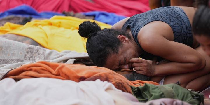 “Solo quiero sacar a mi hijo de aquí y enterrarlo”: el desconsuelo de los familiares de los muertos tras la masacre de Río de Janeiro