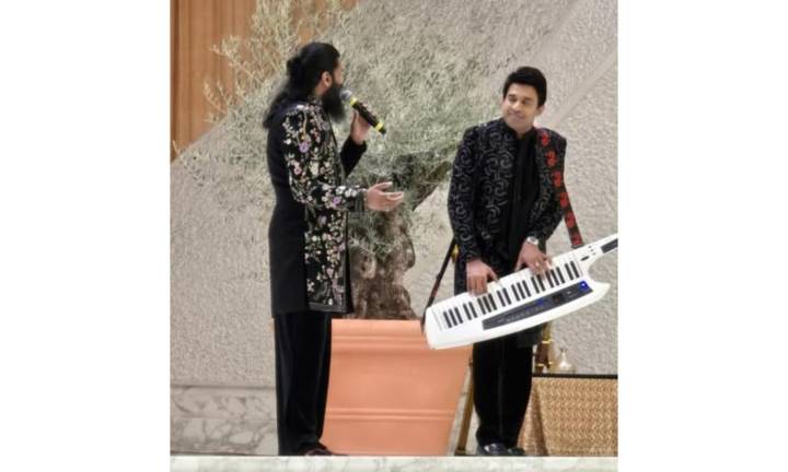 Vijay Yesudas, Stephen Devassy perform Malayalam song in Vatican