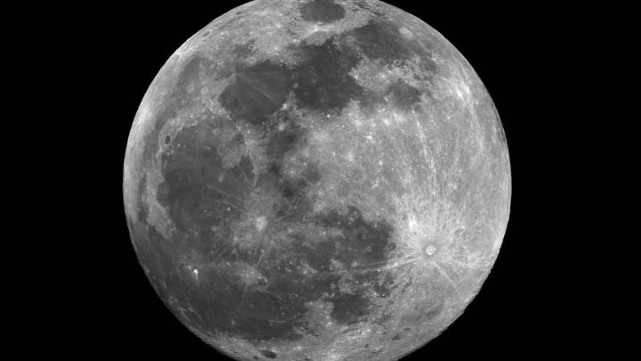 Stunning image captures Harvest Supermoon in all its glory