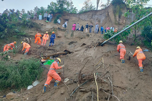 Deslizamiento de tierra en el norte de India golpea un autobús y deja al menos 15 muertos