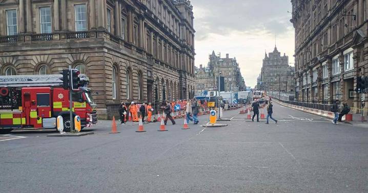 Edinburgh fire crews rush to North Bridge as blaze breaks out in work hut