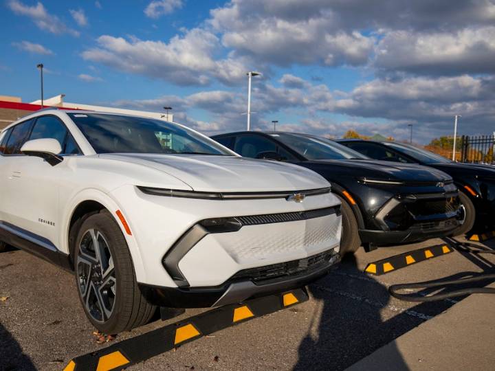 Automakers take a hit from tariffs, but some still see strong earnings