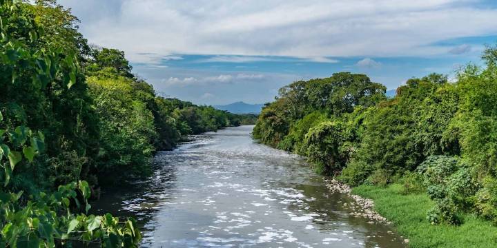 La CAR advierte que el río Bogotá “está igual o peor que hace 15 años” y exige a curtiembres reducir el uso de químicos contaminantes