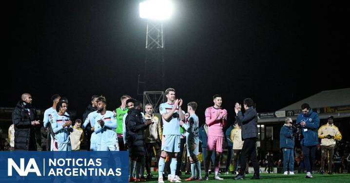 Brentford aplastó al Grimsby Town y avanzó a los cuartos de final de la Copa de La Liga