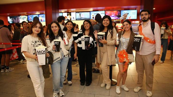 Taylor Swift llena los cines en una gran fiesta por el estreno de su nuevo disco: “Llevo todo el día escuchándolo en bucle”