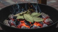 Tirar hojas de laurel en las brasas del asado: por qué lo recomiendan