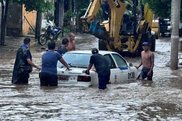 Tormenta tropical Raymond pone bajo el agua algunos puntos de Guerrero