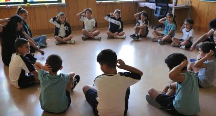 ESTUDIO: Las escuelas ayudan a dormir mejor, pero no a moverse más