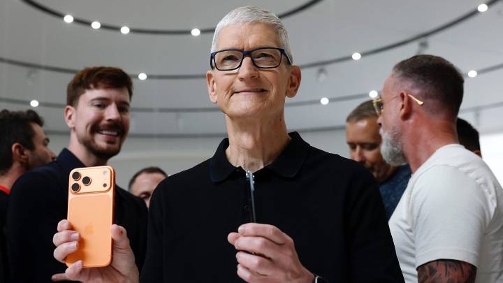 Apple Q4 earnings hit record high — Tim Cook says there's 'very strong demand' for latest iPhones