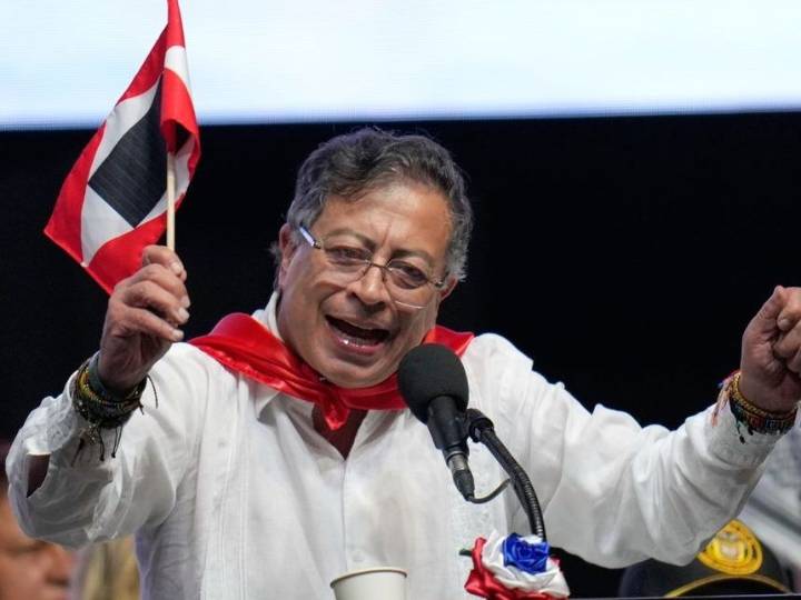 U.S. imposes sanctions on Colombia’s president, his family