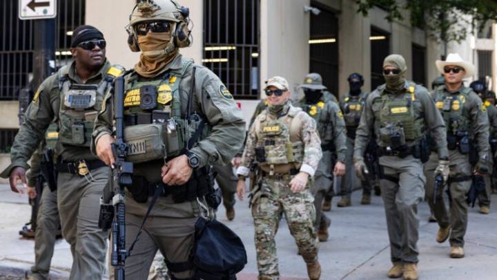 Trump plans to federalize 300 troops in Chicago