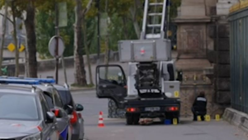 What footage of crime scene reveals about Louvre heist