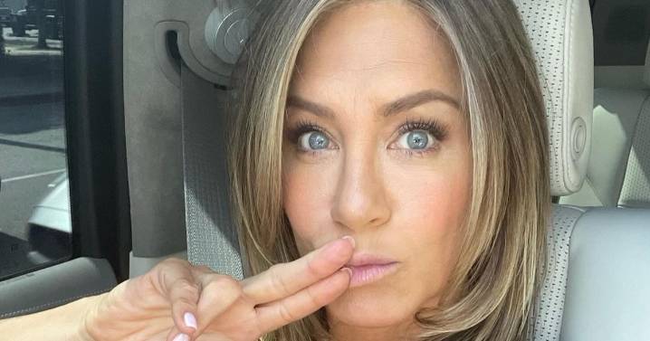 Jennifer Aniston's Toned Abs & Sports Bra Look Bring the Heat in Campaign Photo