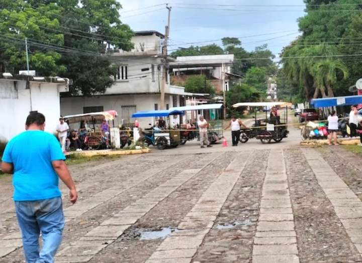 HARTOS de Yamil Melgar; vecinos bloquean centro de basura