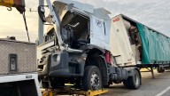 Fuerte choque entre camiones en la Autopista cerca de Sauce Viejo: un camionero quedó atrapado