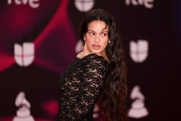 Pandemonium at pop star Rosalía's flash mob prompts criticism from Madrid's mayor
