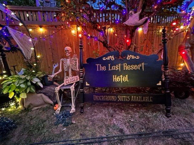 West Seattle Blog… | HALLOWEEN DECORATIONS: ‘The Last Resort Hotel’