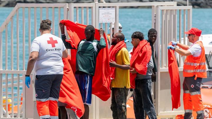 Desembarcan en Barcelona 19 migrantes que fueron rescatados por un crucero en las costas de Baleares