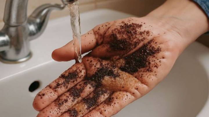 Mezclar jabón con café: por qué recomiendan hacerlo en casa y para qué sirve
