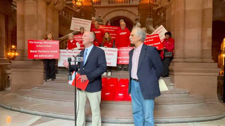 AARP NY y activistas instan a la gobernadora a firmar el proyecto de ley para un defensor independiente de servicios públicos
