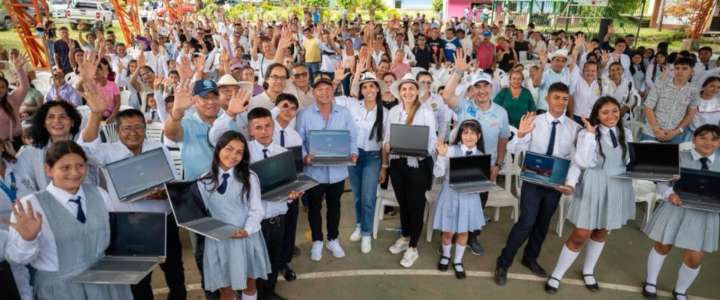 Ministra TIC anuncia inversiones por $3.000 millones y entrega 142 computadores en Yacopí