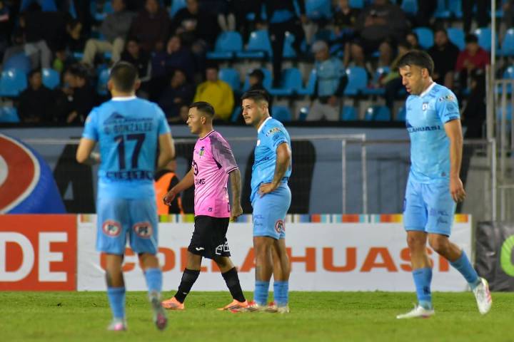 “Dímelo a la cara conch...”: Informe arbitral denuncia graves insultos de jugador de Iquique a sus propios hinchas