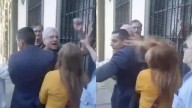 Militante libertario insultó y le pegó a una mujer que protestaba durante una recorrida de campaña