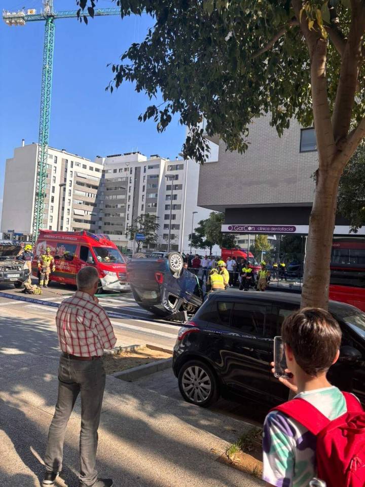 Una mujer resulta herida grave tras volcar su coche en el barrio de Parque Venecia