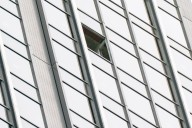 Glass window falls 400 feet from NYC skyscraper onto Midtown street