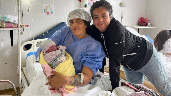 La historia de María, la mujer que dio a luz a su sexta hija en su casa del barrio 12 de octubre