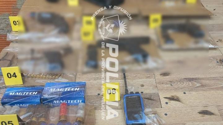 Encontraron un arsenal en una vivienda de la Toma Pacífica y detuvieron a dos hombres