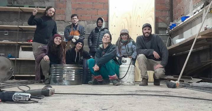 Una organización de Bariloche construye estufas seguras y eficientes para quienes no tienen calefacción